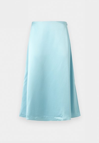 Φούστα μέσης μήκους από σατέν ανοιχτού μπλε χρώματος με ελαφριά φούστα και λεία υφή, εμφανιζόμενη σε λευκό φόντο.
