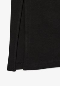 Musta puuvillakangas, joka sisältää sileän pinnan, näkyvät saumat ja kevyen reunan alareunassa, järjestettynä taitetussa asennossa.