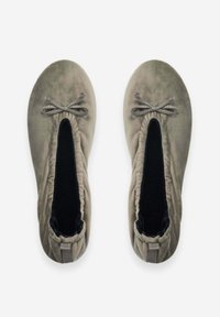 Ballerines en tissu gris doux avec ouverture élastique, accent de nœud et doublure intérieure rembourrée pour le confort. Design à bout rond.