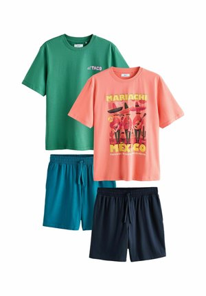 Zwei kurzärmlige T-Shirts, eines grün mit dem Text "el TACO", eines korallenfarben mit Mariachi-Mexiko-Grafik, kombiniert mit türkisfarbenen und marineblauen Shorts mit Kordelzug.