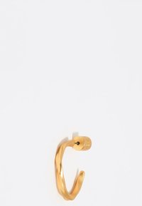 Goldener Twisted Hoop-Ohrring mit glatter, glänzender Oberfläche. Verfügt über einen kreisförmigen Verschluss für sicheren Halt.