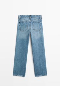Lyseblå jeans med lige ben set bagfra med to påsyede lommer og bæltestropper på hvid baggrund.