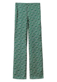 Pantalons larges verts avec un motif répétitif en chaîne blanche. Fabriqués en tissu léger avec une texture lisse et sans matériel visible.