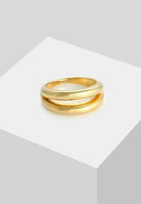 Gouden dubbelbandring met een gladde, gepolijste afwerking. Heeft een eenvoudig ontwerp en een lichte scheiding tussen de banden voor visueel detail.
