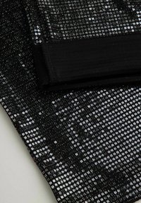 Czarna tkanina z wzorem siateczki ozdobiona odblaskowymi cekinami, tworząca błyszczącą teksturę; gładki czarny pas u góry.