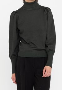 Dunkelgrüner Strick-Turtleneck-Pullover mit blusenden Ärmeln und geripptem Saum, aus weichem Material gefertigt, ideal zum Layering.