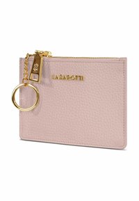 Portacarte in pelle texturizzata rosa chiaro con hardware dorato, dotato di chiusura con zip e un accento a anello per chiavi. Logo "LAZAROTTI" inciso.