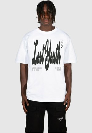 Hvid bomuld t-shirt med fedt sort "Lost Youth" grafik og lille logo på brystet, parret med sorte cargo bukser med sidelommer.