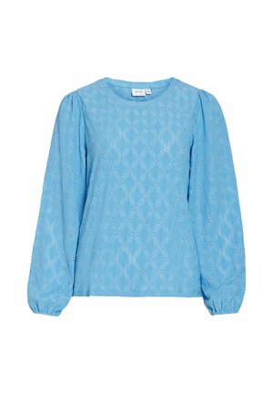 Top de manga larga azul claro con un patrón texturizado de ojales, cuello redondo y mangas abullonadas. Diseño casual con un ajuste relajado.