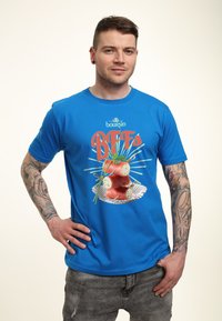 Modré bavlněné tričko s grafikou sushi rolí na stříbrném talíři se zelenými akcenty a textem "BFFs" v tučném červeném písmu.