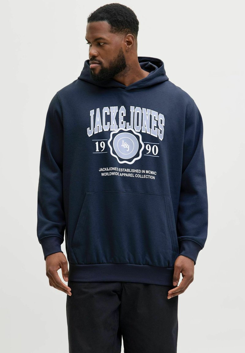 Sudadera color azul marino con el gráfico en blanco "JACK & JONES", cuello redondo y bolsillo frontal. Cuenta con puños y dobladillo acanalados, fabricada en material suave.