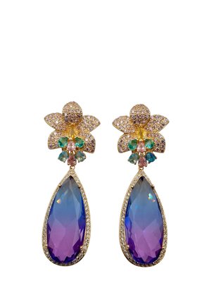 Orecchini a forma di fiore in oro con piccole pietre preziose verdi e rosa, caratterizzati da grandi cristalli a goccia sfumati viola e blu, bordati da piccole pietre trasparenti.