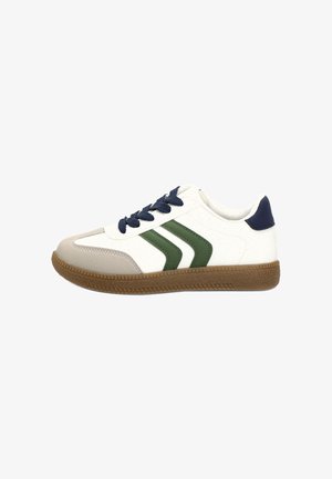 Zapatilla blanca con acentos verdes y beige, talón azul marino. Cuenta con suela de goma texturizada y cordones planos, diseñada para uso casual.