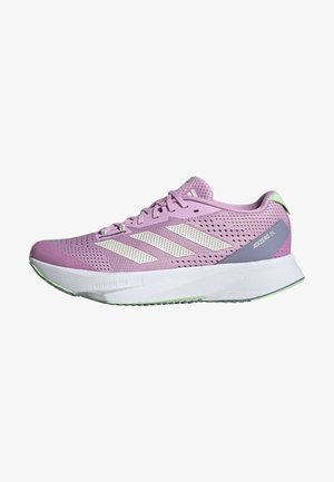 Chaussure de course légère Adidas Adizero SL rose avec des bandes blanches, une tige perforée et une semelle blanche avec des accents verts.