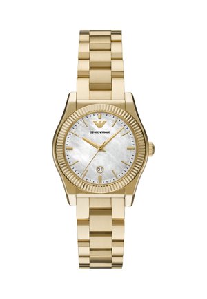 Reloj de pulsera de metal en tono dorado con bisel acanalado, esfera de nácar, marcadores de hora dorados, tres agujas, ventana de fecha a las 6 en punto, logotipo de Emporio Armani.