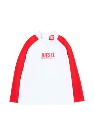Camicia bianca a maniche lunghe con maniche e colletto rossi, logo "DIESEL" rosso e slogan "For Successful Living" centrati sul davanti.