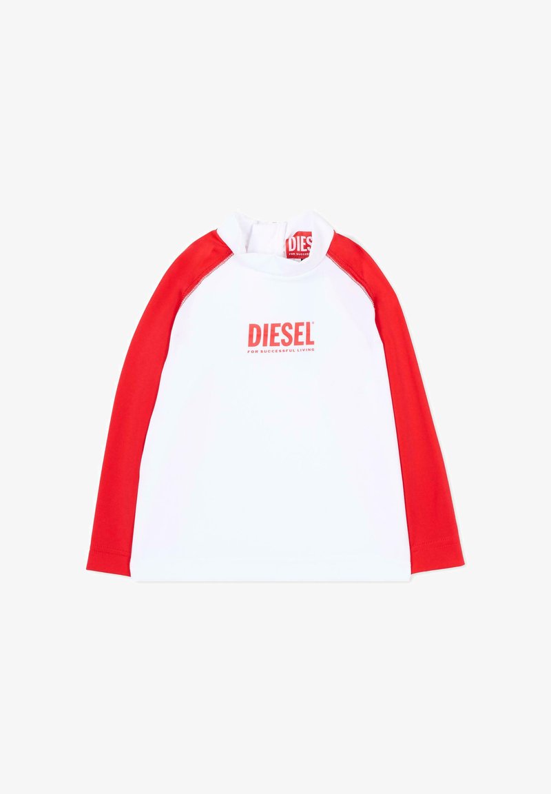 Chemise blanche à manches longues avec manches et col rouges, logo rouge "DIESEL" et slogan "For Successful Living" centrés sur le devant.