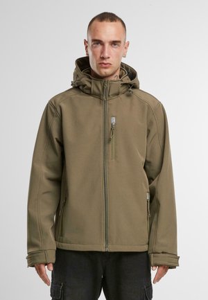 Zielonooliwkowa kurtka softshell z wysokim kołnierzem, regulowanym kapturem, przednim zamkiem błyskawicznym oraz dwoma kieszeniami po bokach. Charakteryzuje się gładką fakturą i czystymi liniami.