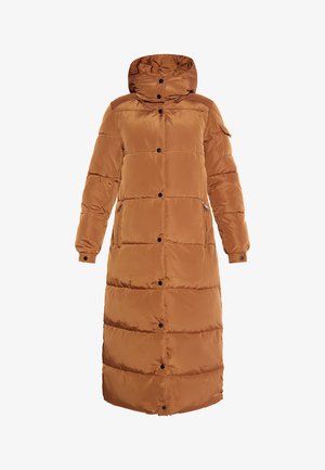 Bruine, lange donzen jas met capuchon, voorzien van horizontale doorgestikte secties, zwarte knopen en zijzakken. Zachte, gladde textuur.