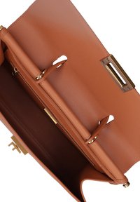 Borsa a tracolla in pelle marrone chiaro con design strutturato, dotata di accessori in oro, tasca interna con zip e diversi scomparti.
