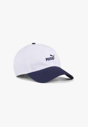 Hvid kasket med marineblå skygge, har et broderet Puma-logo foran. Lavet af stof med en tekstureret overflade. Justerbar bagside rem.