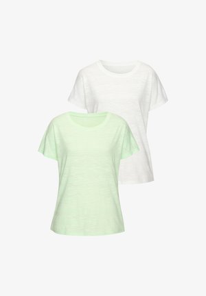 Due magliette a maniche corte: una verde chiaro e una bianca. Entrambe presentano un collo tondo e un tessuto morbido e rilassato.