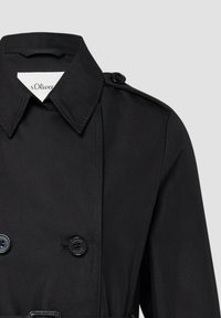Schwarzer, doppelt geknöpfter Trenchcoat mit weitem Kragen, Schulterklappe, vier sichtbaren Knöpfen und s.Oliver-Label im Krageninneren.