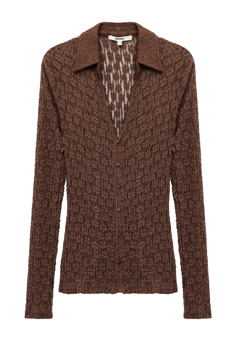 Brun strikket cardigan med et tekstureret mønster, lange ærmer og V-hals, med en knaplukning foran og en kravedesign.