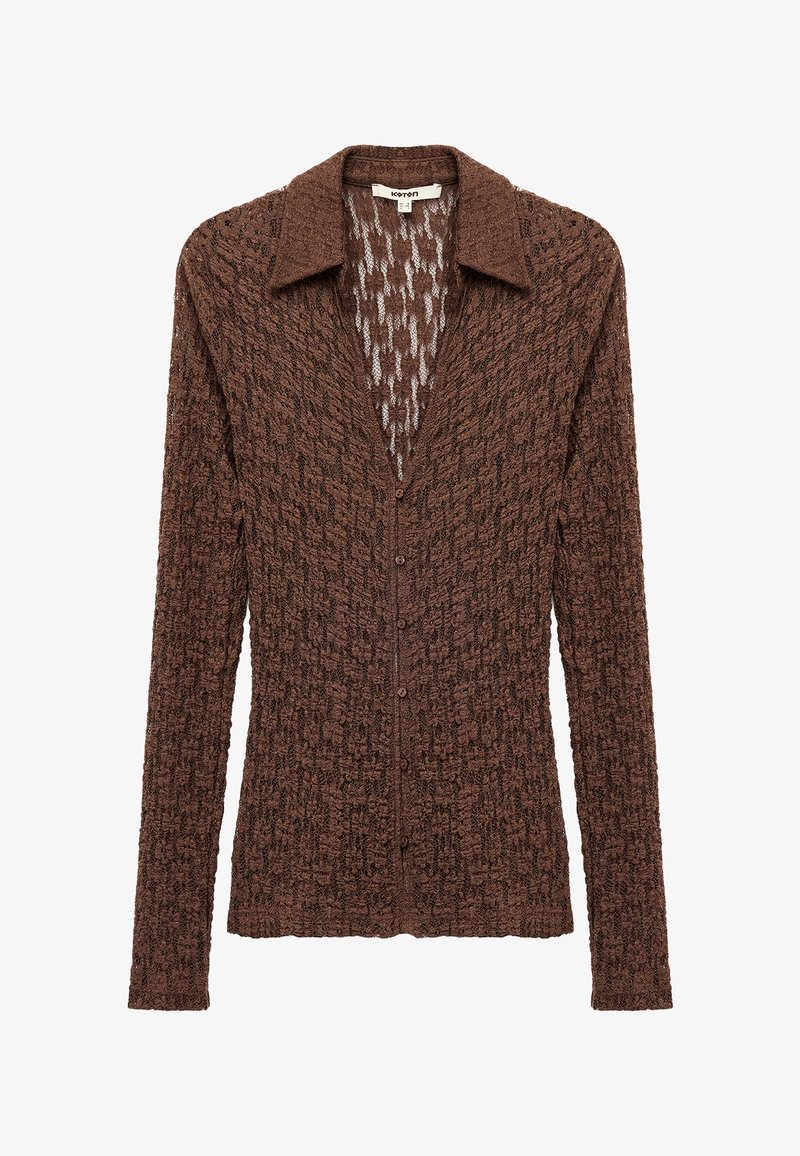 Brun strikket cardigan med et tekstureret mønster, lange ærmer og V-hals, med en knaplukning foran og en kravedesign.