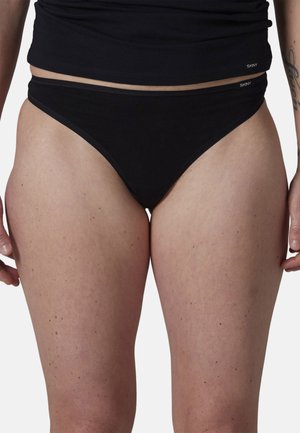 Czarne figi bikini o gładkiej, matowej fakturze, z niskim stanem i minimalnym brandingiem po bokach.