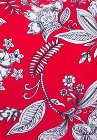 Tecido vermelho com ilustrações botânicas intrincadas em preto e branco, incluindo flores e folhas com vários padrões e texturas.