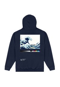 Felpa marina con cappuccio caratterizzata da un design stampato di onde oceaniche sul retro, con una palette di colori in basso e un logo nell'angolo.