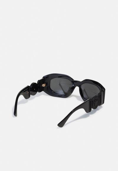 Ochelari de soare negri cu un design unghiular, finisaj lucios, lentile întunecate, accesorii decorative la tâmple și un accent texturat pe lateral.