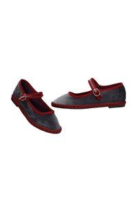 Zapatos de terciopelo gris con acentos rojos, punta redonda, correa estilo Mary Jane y suela trenzada texturizada. Diseño plano con un ajuste cómodo.