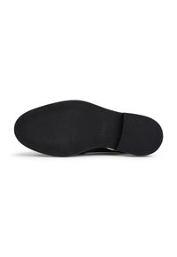 Suela de zapato negra con una superficie texturizada, con surcos, forma redondeada y tacón plano para mayor estabilidad. El material parece ser de goma o sintético.