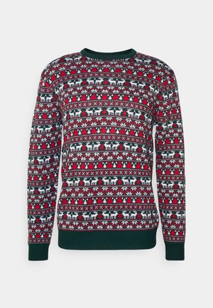 Pletený svetr s kulatým výstřihem, který má sváteční vzor s červenými, zelenými a bílými soby, stromy a geometrickými tvary. Zelený lem na manžetách.