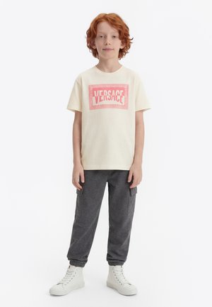 Versace CONTRAST LOGO UNISEX - T-shirt imprimé - bianco/rosa