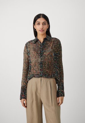 Bluză neagră lungă, transparentă, cu imprimeu paisley multicolor, cu nasturi în față și guler structurat. Purtați-o cu pantaloni bej deschis.