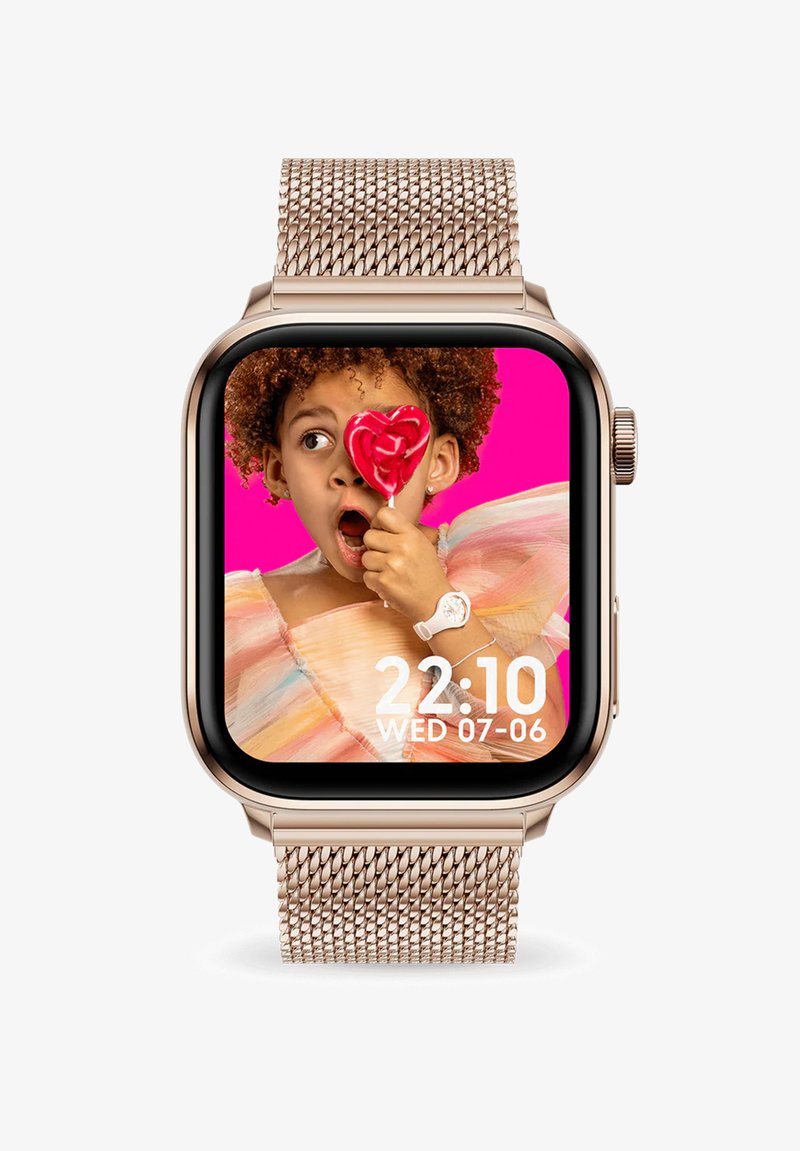 Slimme horloge met een rechthoekige wijzerplaat, een goudkleurige mesh band en een kleurrijk scherm waarop een kind met een hartvormige lolly staat afgebeeld.