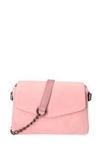Borse in suede rosa con chiusura a pattina, tracolla in pelle e spallaccio in catena metallica. Texture liscia senza motivi visibili.