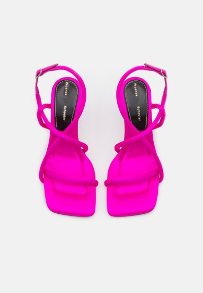 Sandálias de salto alto rosa choque com tiras finas entrelaçadas e um design de ponta quadrada. Textura suave com uma palmilha preta.