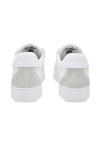 Białe sneakersy z górą z gładkiej skóry i szarymi akcentami z zamszu na pięcie. Gumowe podeszwy z teksturowanymi wzorami dla lepszej przyczepności.