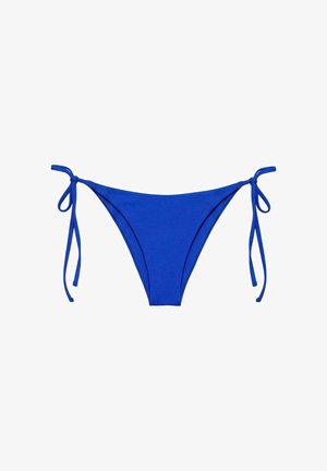 Slip bikini blu con laccetti laterali su sfondo bianco, progettato per una vestibilità regolabile.