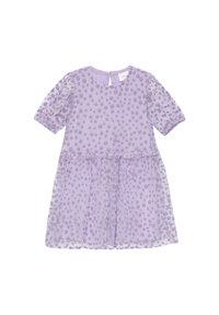 Lila Kleid mit kurzen Puffärmeln, gepunktetem Muster und gerafftem Rock. Der Stoff wirkt leicht und leicht durchsichtig mit einem Schlüsselaugenverschluss auf der Rückseite.