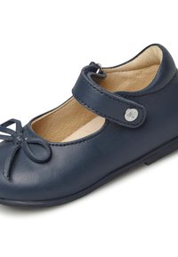 Tmavě modrá kožená bota zaobleného tvaru s malou mašlí a suchým zipem. Vnitřek je béžový a texturovaný pro pohodlí.