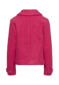 Veste rose texturée avec un col, design court et poignets boutonnés. Fabriquée dans un matériau doux et pelucheux, elle présente une couture droite au dos.