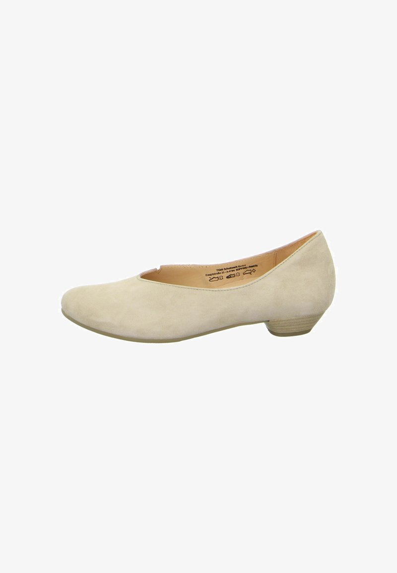 Beige Wildlederschuhe im Ballerina-Stil mit runder Zehenpartie und flachem Absatz, die eine glatte Textur und ein minimalistisches Design aufweisen.