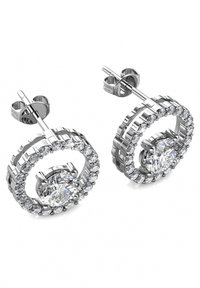 Orecchini circolari argento con pietre centrali trasparenti circondate da pietre trasparenti più piccole, con una finitura lucida e chiusura a perno.