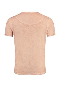Camiseta de manga corta rosa, hecha de un tejido ligero y suave. Presenta un cuello redondo y un corte ligeramente relajado. Sin patrones visibles.