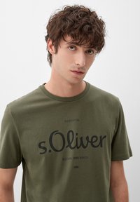 s.Oliver LOGO - T-shirt print - khaki oliv placed